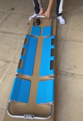 Bom preço. Maca dobrável da colher da ambulância azul de 210cm 44cm com as correias operadas manualmente on-line