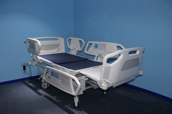 Bom preço. Cama de hospital elétrica laminada do aço 85in para o uso W105 da casa branco com toalete on-line